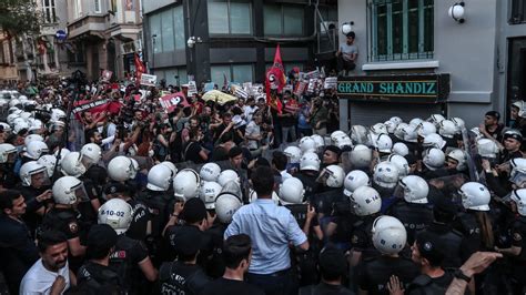  2013 Gezi Park Protests: 깨진 유리 조각 사이에서 피어난 자유의 목소리